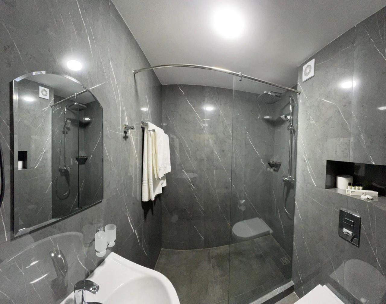 Avenue Park Hotel Yusufkhona Exteriör bild